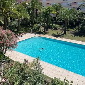 Appartement Petit Deux Pieces Avec Piscine, Vallauris